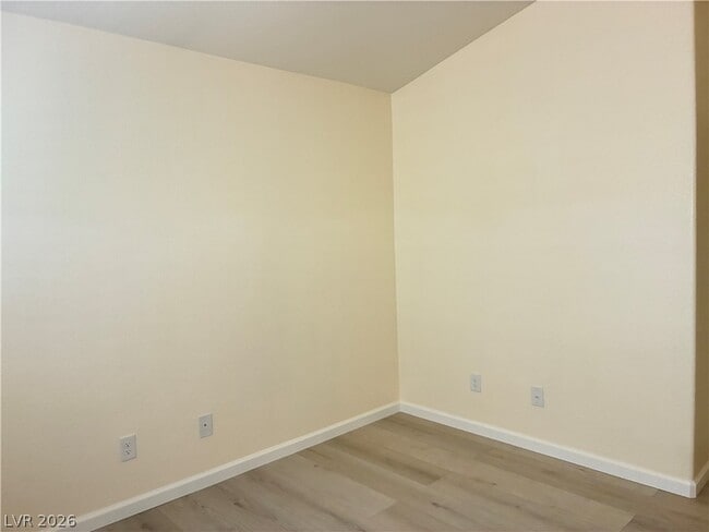 Building Photo - 688 Pansy Pl
