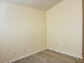 Building Photo - 688 Pansy Pl