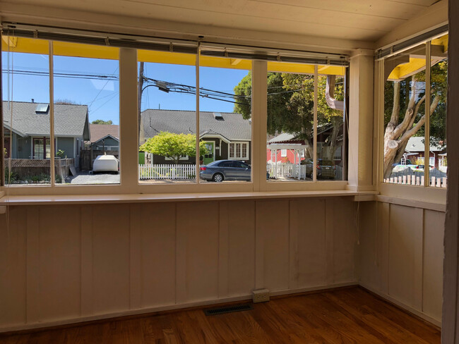 Building Photo - Adorable Two Bedroom in Pacific Grove!