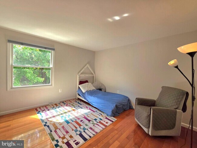 Building Photo - 10930 Howland Dr