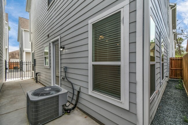 Building Photo - 853 Mansfield St