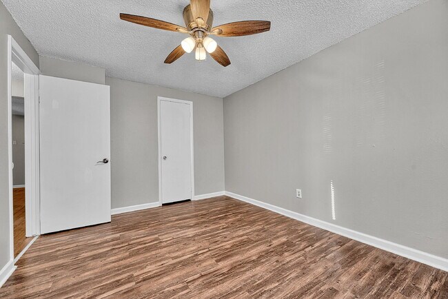 Building Photo - $1,395 — 2 bed, 1 bath renovated basement ...