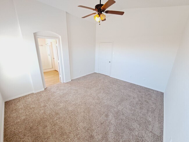 Building Photo - 3 bed 2 bath home in Huning Ranch. Great Yard!
