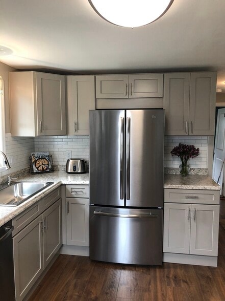 Building Photo - 1561 W 40th St