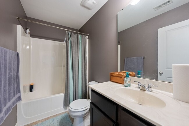 Building Photo - 3bed/2.5 bath Townhouse Near NCCU & Southpoint Mall!