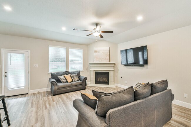 Building Photo - 22095 Volante Dr