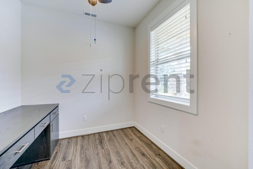 Building Photo - Unit