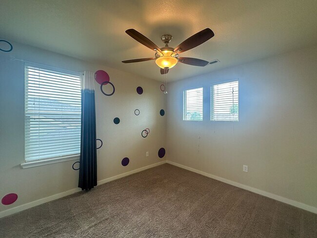 Building Photo - This 4bd home is waiting for you!