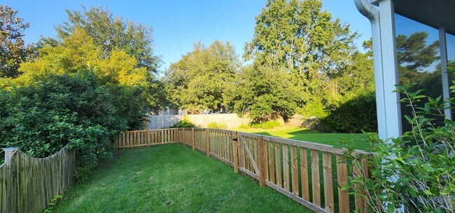 Building Photo - Welcome to Eagle Landing—where 3-bedroom bliss meets effortless style.