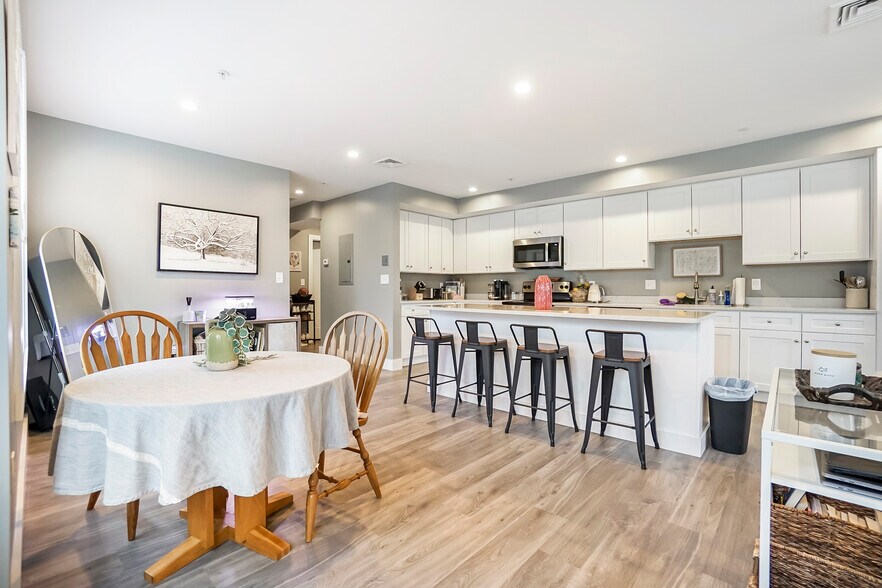 Building Photo - 247 Bussey St