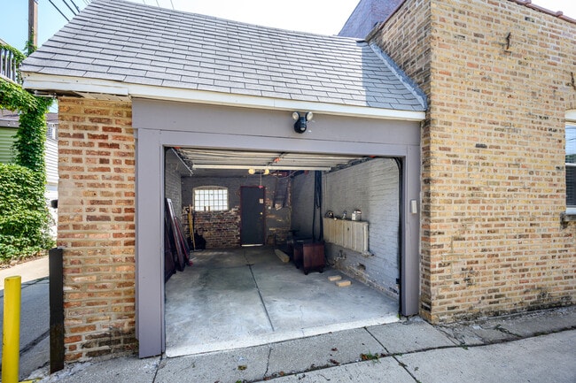 Building Photo - 1646 W Blackhawk St