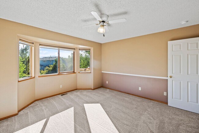 Building Photo - Sundown Rancher with Mountain Views, Walk-...