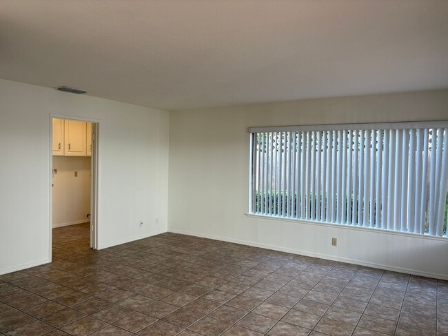 Building Photo - Spacious 5 bedroom 2 1/2 bathroom Westpark...