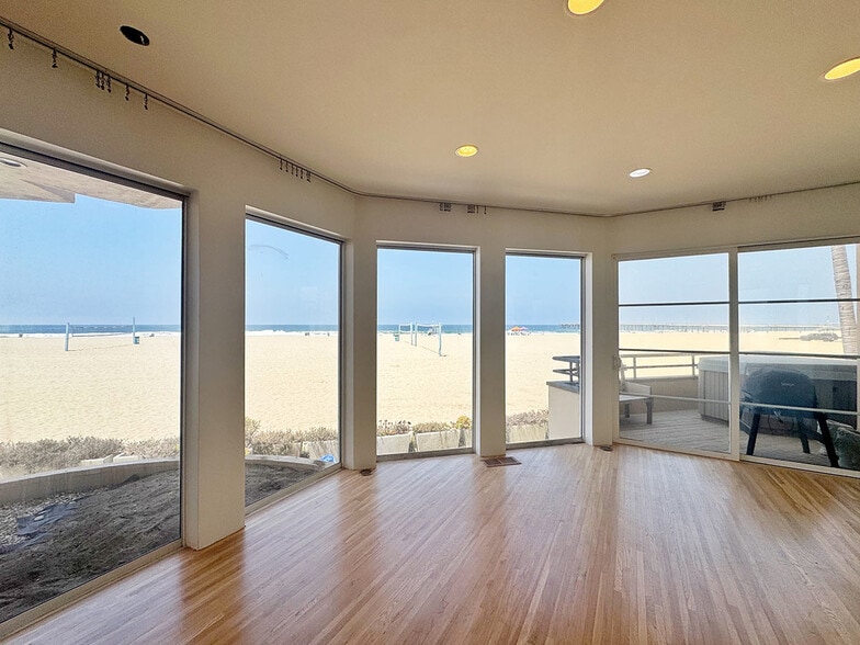 Building Photo - 3505 Ocean Front Walk