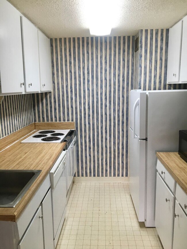 Building Photo - Senate Plaza