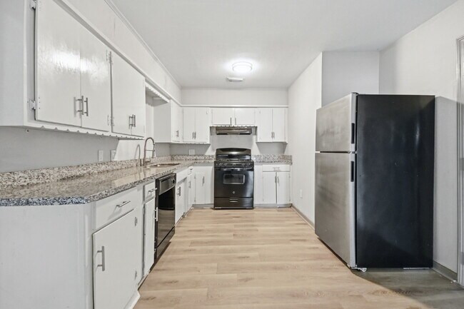 Building Photo - 4-Bedroom in Baytown's Craigmont Place with Washer, Dryer, and Fridge Included.