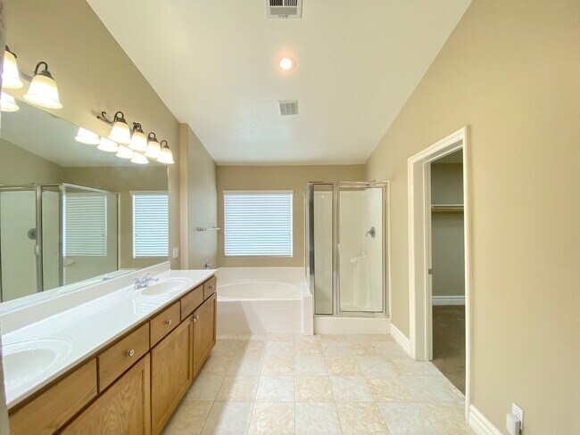 Building Photo - Wonderful two-story single-family house