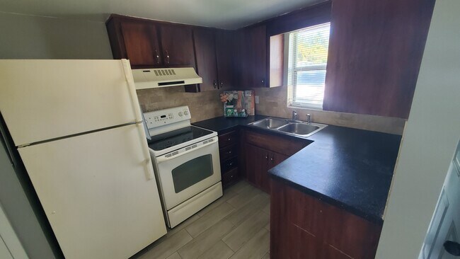 Building Photo - 1711 Lakewood Ave