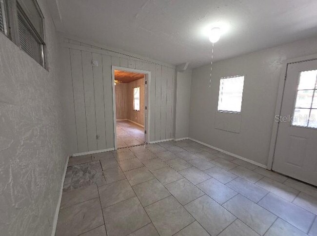 Building Photo - 843 Grove Ave