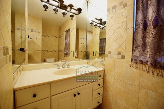 Building Photo - Beautiful Novato home with a bonus room in the backyard!