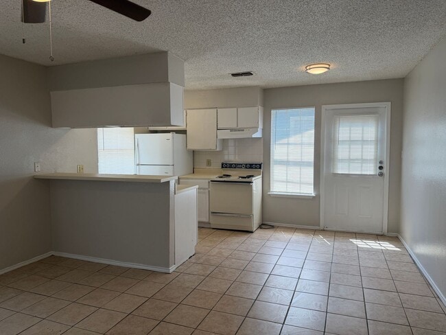 Building Photo - 811 W Olmos Dr