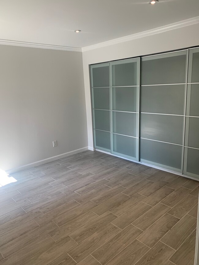 Building Photo - Lakeshore 6E