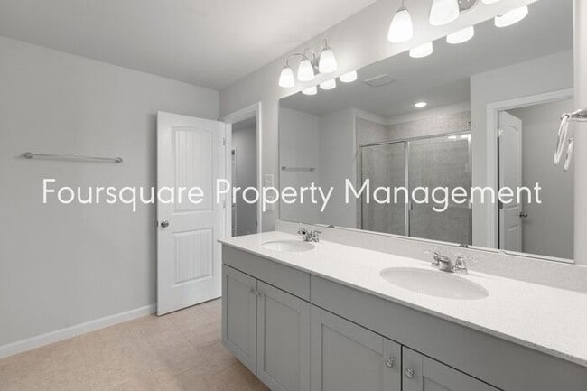 Building Photo - Bright 3-Bed 2.5-Bath End-Unit Townhome with Washer/ Dryer, Granite Kitchen & 2-Car Garage.Conven...