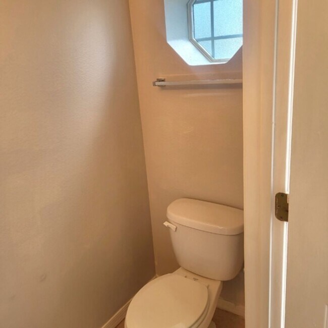 Building Photo - Well laid out 3 BDR /2.5 BTH Townhome with...