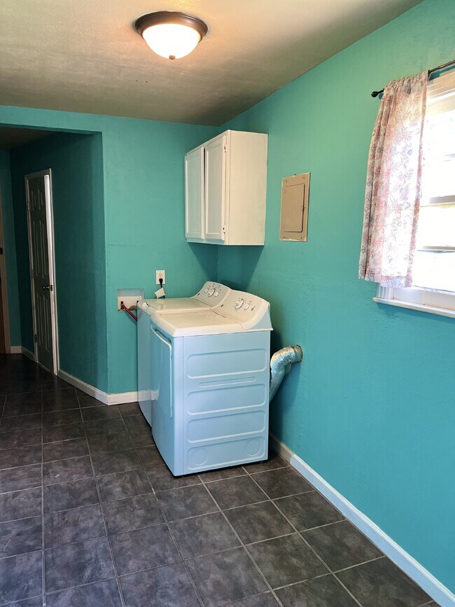 Building Photo - Spacious Four Bedroom!