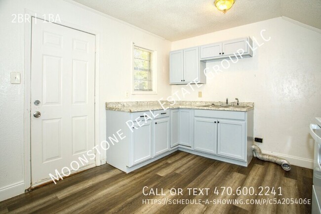 Building Photo - Spacious 2-story townhome apartment in Eas...