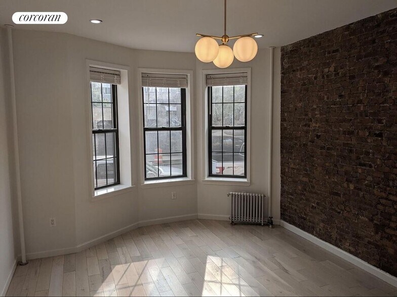 Building Photo - 582 E 28th St