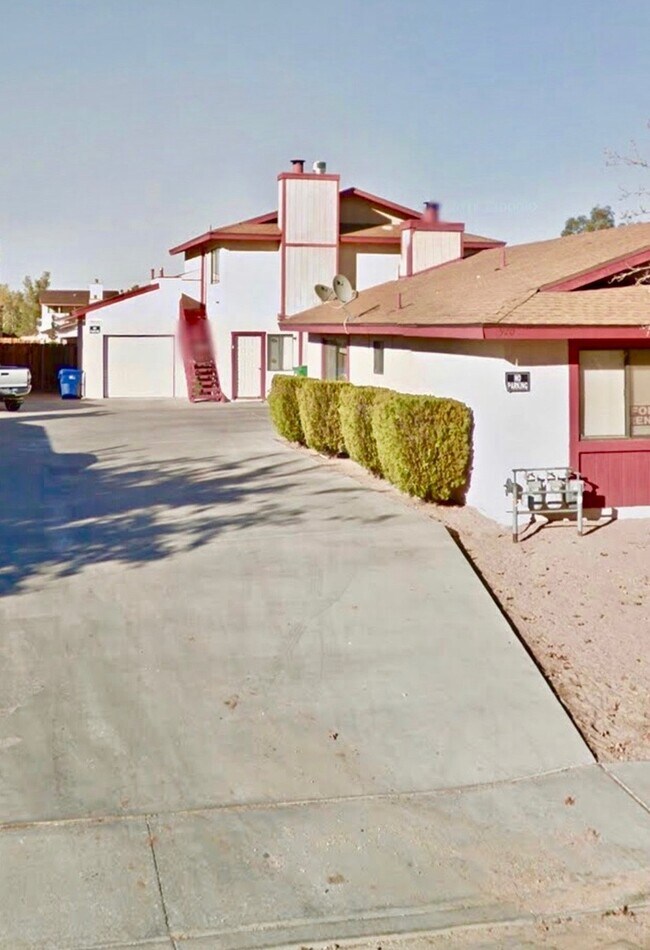 Building Photo - 2 BEDROOM 1 BATH - UPSTAIRS UNIT