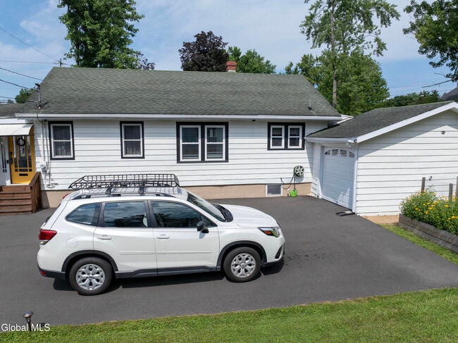 Building Photo - 33 Clinton St