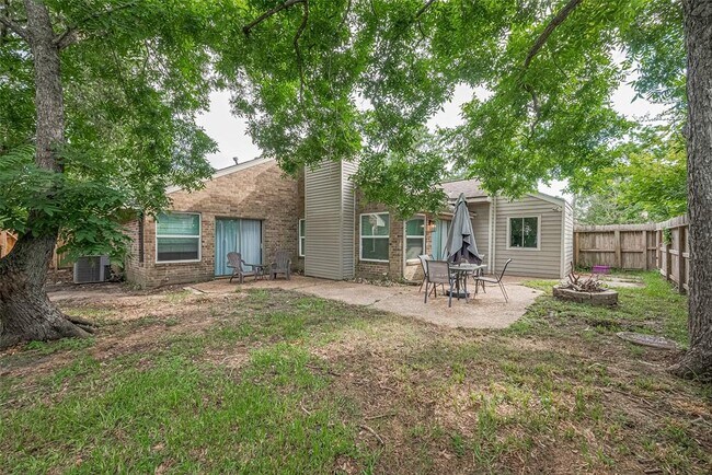 Building Photo - 8711 Pines Pl Dr