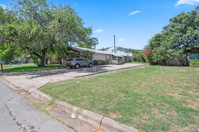 Building Photo - 2712 St Edwards Cir