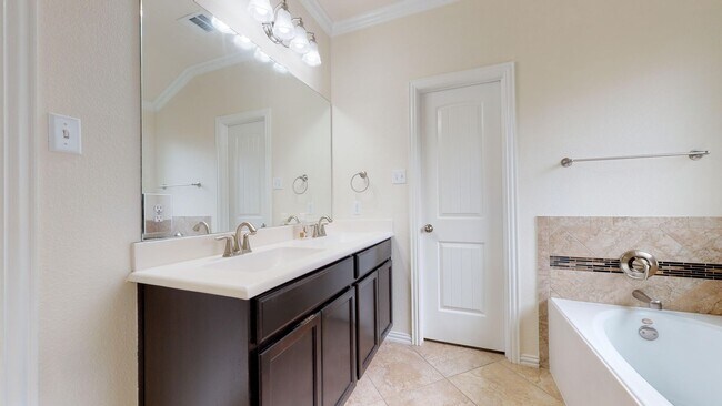 Building Photo - AMAZING 4 BEDROOM IN WHITE ROCK ESTATES FR...