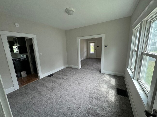 Building Photo - MADISONVILLE - Adorable 2 bed 2 bath cape ...