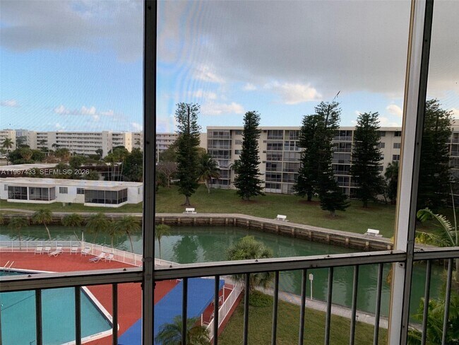 Building Photo - 2859 Leonard Dr