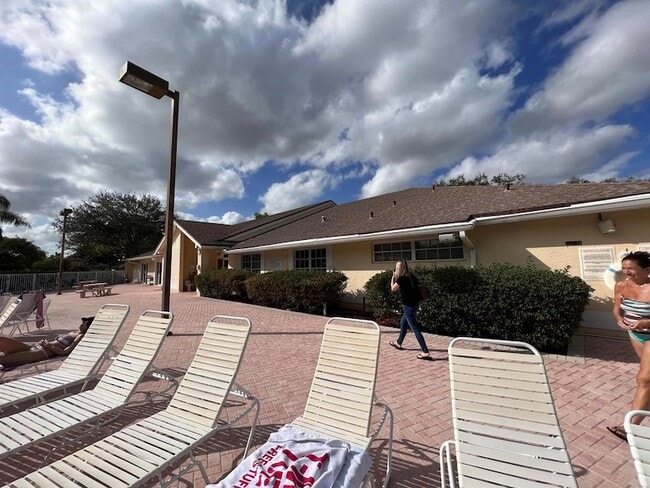 Building Photo - 8593 Raintree Ct