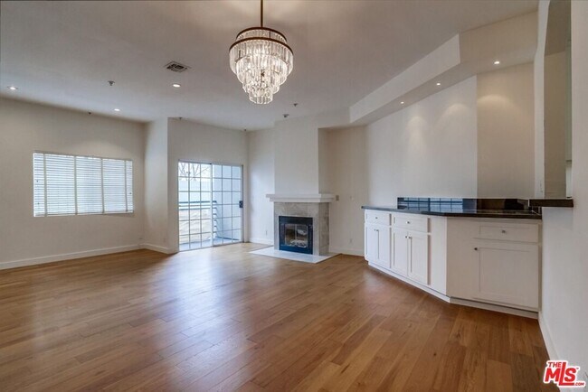 Building Photo - 852 N Poinsettia Pl