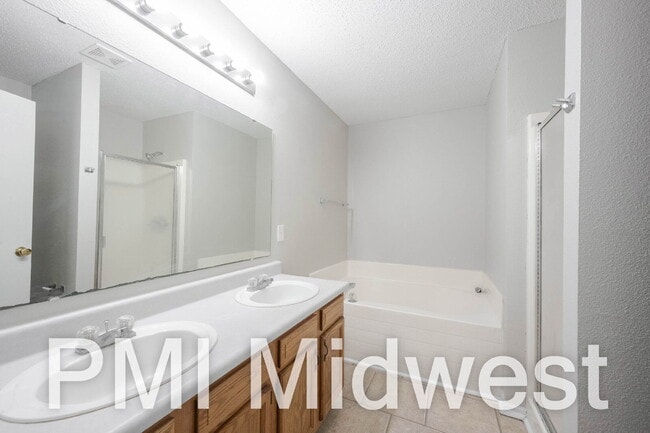 Building Photo - "Charming 4-Bed Family Home with Spacious Layout in Indianapolis!"