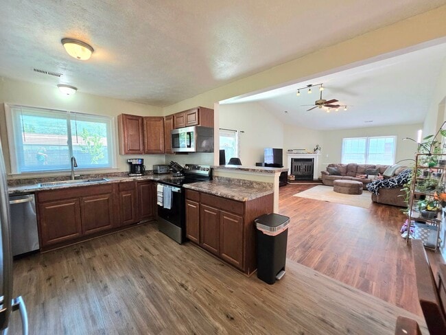 Building Photo - Move In Ready 3 Bedroom Ranch!