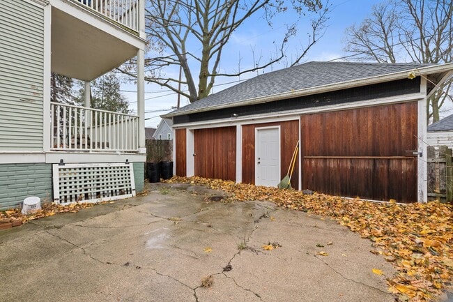 Building Photo - Historic 3 bedroom upper