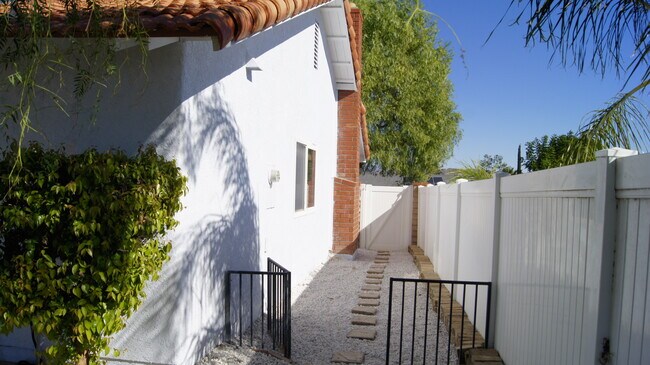 Building Photo - 27403 Garza Dr