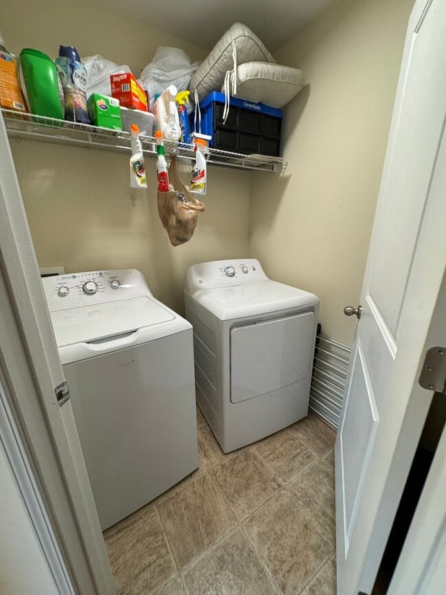 Building Photo - 4 Bedroom Downtown Beauty!