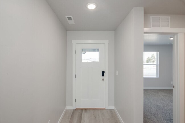 Building Photo - Open Concept Living!
