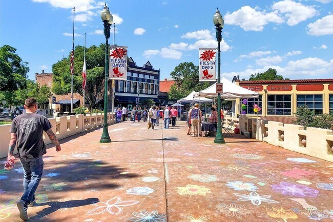 Building Photo - 528 Main St