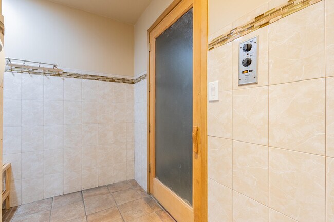 Building Photo - 2811 Somerset Dr