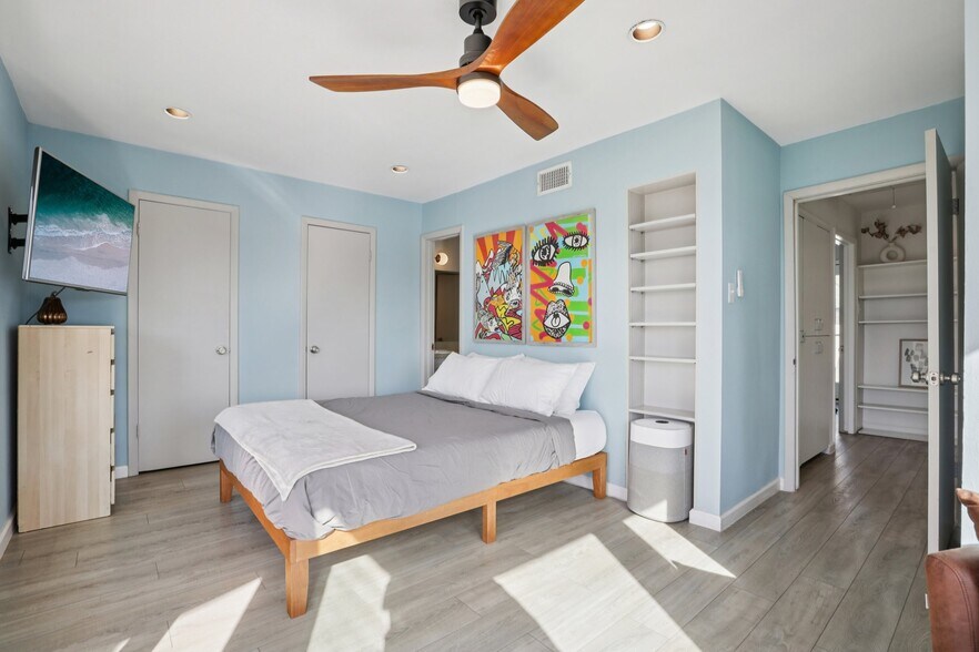 Building Photo - 1106 W 6th St