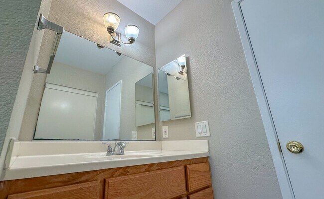 Building Photo - 861 Mola Vista Way
